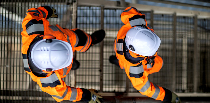 Trabajadores con cascos